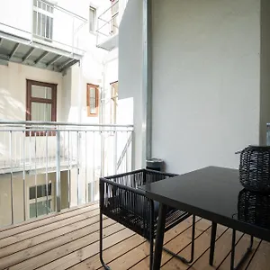 Modern With A Balcony Near Belvedere Apartment